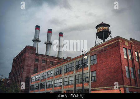 Detroit, Michigan, 18. Mai 2018: Blick auf typische Detroit Automotive Werk mit Wasserturm und Schornstein. Stockfoto