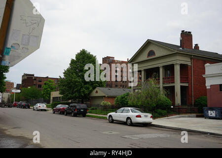 Detroit, Michigan, 18. Mai 2018: aufgegeben und beschädigte Einfamilienhaus in der Nähe der Innenstadt von Detroit. Stockfoto