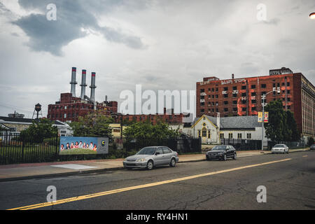 Detroit, Michigan, 18. Mai 2018: Blick auf typische Detroit Automotive Werk mit Wasserturm und Schornstein. Stockfoto