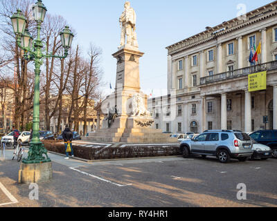 BERGAMO, Italien - 19. FEBRUAR 2019: die Menschen in der Nähe von Denkmal für Vittorio Emanuele II und Palazzo Uffici der Gemeinde Bergamo auf Piazza Gi Stockfoto