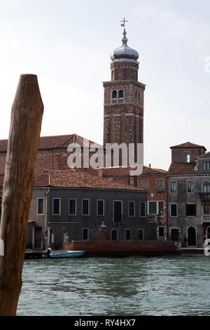 Der Glockenturm des Oratoriums Ex Chiesa di San Stefano und der wichtigste Kanal, Murano, Venedig Italien Stockfoto