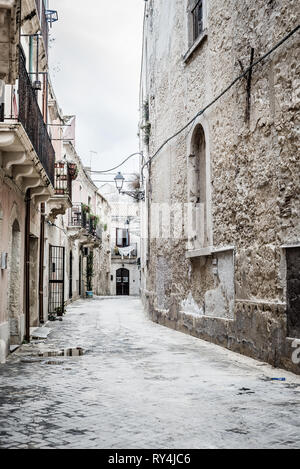 Alte Gasse in der Altstadt von Ortigia, in Syrakus. Vertikale Ansicht. Stockfoto