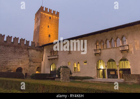 Italien, Verona - 08. Dezember 2017: der Blick auf Innenhof von Castelvecchio in der Nacht auf 08. Dezember 2017, Venetien, Italien. Stockfoto