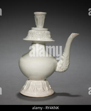 Ewer, 1300. China, Yuan Dynastie (1271-1368) - Ming Dynastie (1368-1644). Porzellan; Insgesamt: 17,5 cm (6 7/8 in Stockfoto