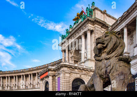 Hofburg in Wien mit Lion Skulptur, Österreich Stockfoto