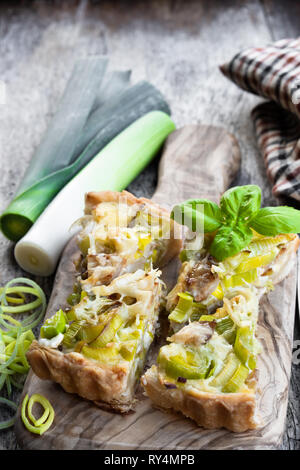 Tarte mit Speck und Käse auf dem Holztisch Stockfoto