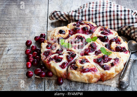 Frisch gebackene Cranberry Brötchen auf hölzernen Tisch Stockfoto