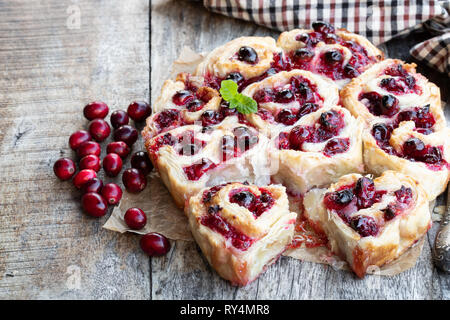 Frisch gebackene Cranberry Brötchen auf hölzernen Tisch Stockfoto