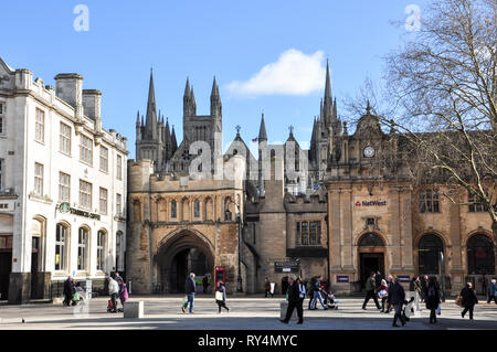 Cathedral Square mit Norman Tor zur Kathedrale hinaus, Peterborough, Cambridgeshire, England, Großbritannien Stockfoto