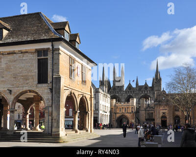 Guildhall in Cathedral Square mit Norman Tor zur Kathedrale hinaus, Peterborough, Cambridgeshire, England, Großbritannien Stockfoto