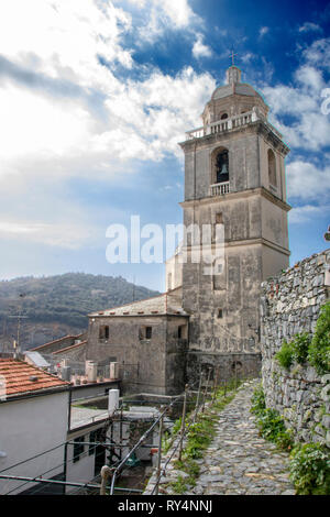 Der Glockenturm der Kirche von San Lorenzo, auch als Santuario della Madonna Bianca in Porto Venere, Ligurien bekannt Stockfoto