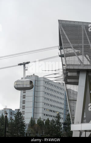 Portland aerial tram Annäherung an den oberen Terminal am OHSU, Portland, Oregon. Stockfoto