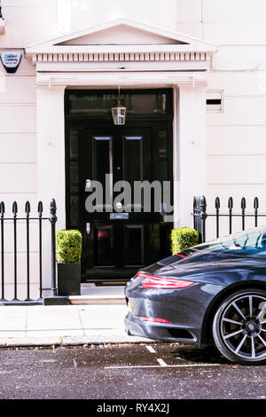 Porsche Supercar, wie man es in Londons wohlhabenden Teilen von Belgravia sieht, parkte in einer ruhigen Straße Stockfoto