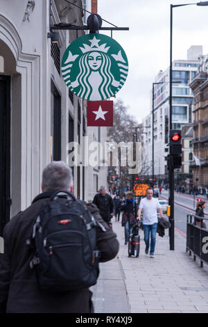 London, Großbritannien - März 2019: Starbucks und Pret Logo vertikal in einer Straße in der Nähe von London Victoria ausgerichtet Stockfoto