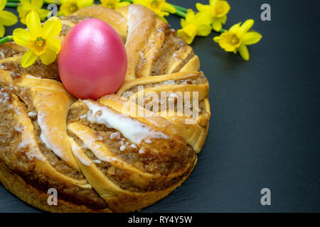 Ostern backen. Ostern Kranz. Ein Kranz mit ein Osterei in der Mitte Stockfoto