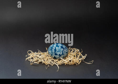 Eine traditionelle Osterei, Litauisch aufgerufen wird margutis, natürliche Malerei Blau und Weiß in geometrische Muster mit Bienenwachs im Nest Stockfoto