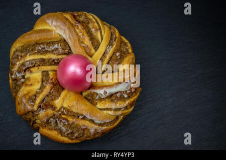 Ostern backen. Ostern Kranz. Ein Kranz mit ein Osterei in der Mitte Stockfoto