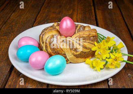 Ostern backen. Ostern Kranz. Ein Kranz mit ein Osterei in der Mitte Stockfoto