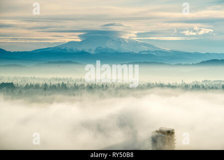 Hochhaus in Portland Oregon und Mt. Haube. Stockfoto