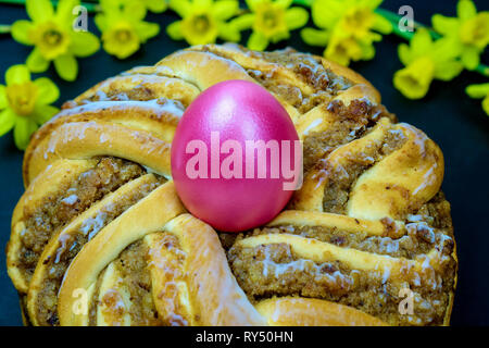 Ostern backen. Ostern Kranz. Ein Kranz mit ein Osterei in der Mitte Stockfoto