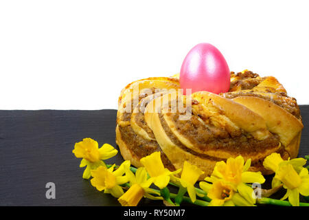 Ostern backen. Ostern Kranz. Ein Kranz mit ein Osterei in der Mitte Stockfoto