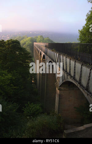 Das Pontcysllyte-Aquädukt trägt Llangollen Kanal über den Fluss Dee, Wrexham, Wales Stockfoto