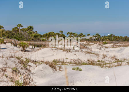 Jekyll Island Küste Promenade von Dünen zum Strand. Stockfoto