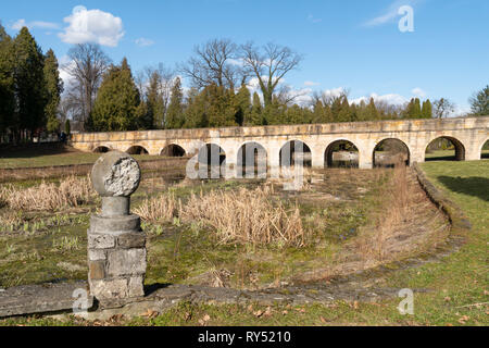 Die Brücke und der Graben der Burg Krasiczyn. Krasiczyn, Polen, Europa Stockfoto