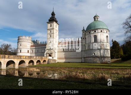 Die Brücke und der Graben der Burg Krasiczyn. Krasiczyn, Polen, Europa Stockfoto