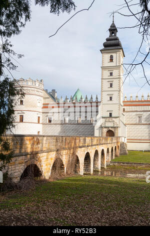 Die Brücke und der Graben der Burg Krasiczyn. Krasiczyn, Polen, Europa Stockfoto