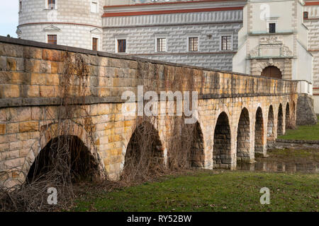 Die Brücke und der Graben der Burg Krasiczyn. Krasiczyn, Polen, Europa Stockfoto