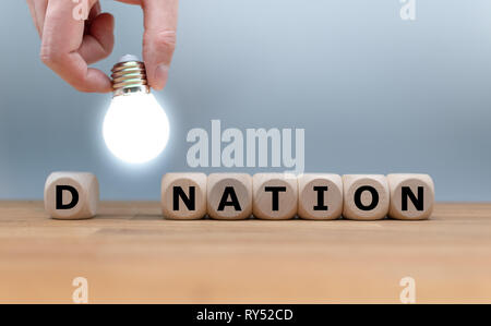 Würfel und einer Glühbirne Form das Wort 'DONATION'. Stockfoto