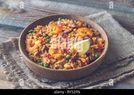 Schüssel mit Huhn und Chorizo paella close-up Stockfoto