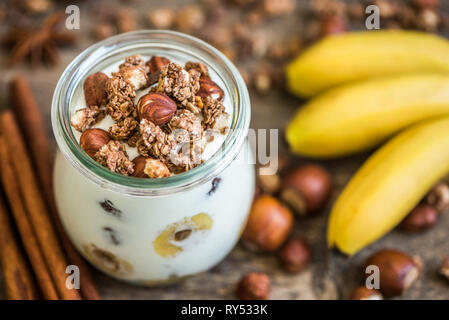 Mit Joghurt mit Müsli, Bananen und Nüsse Stockfoto