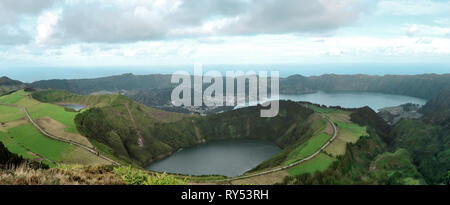 Schöne Lagune umgeben von Bergen. Alten Vulkan Krater. Sieben Städte Lagune Azoren Portugal Stockfoto