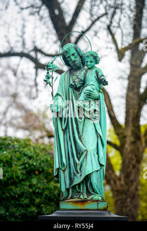 Josef von Nazaret mit Christus, Nordfriedhof, Ungererstraße, Muenchen, Bayern, Deutschland Stockfoto