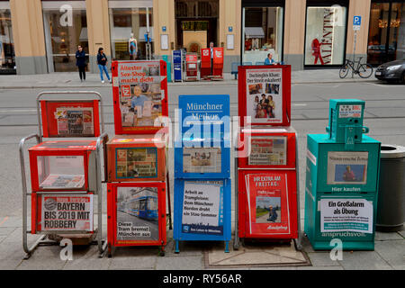 Zeitungsautomaten, Muenchen, Bayern, Deutschland Stockfoto