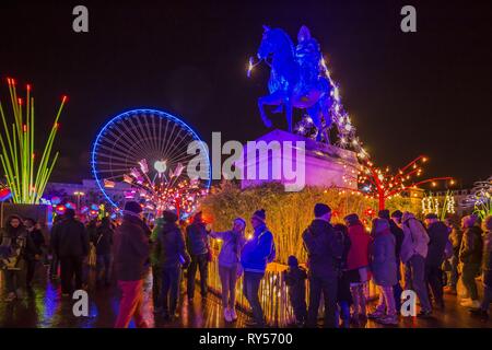 Frankreich, Rhone, Lyon, historische Stätte als Weltkulturerbe von der UNESCO, Reiterstandbild Ludwigs XIV. am Place Bellecour (Platz Bellecour) während der Fete des Lumieres (Festival), zeigen Promenons-Nous Neigungswinkel Stockfoto