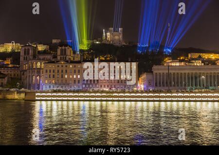 Frankreich, Rhone, Lyon, historische Stätte als Weltkulturerbe von der UNESCO, St Jean Kathedrale, das gerichtsgebäude am Rande der Saône und Notre Dame De Fourviere Basilica während der Fete des Lumieres (Festival), zeigen Zeit für Licht von Les Orpailleurs de Lumiere Stockfoto