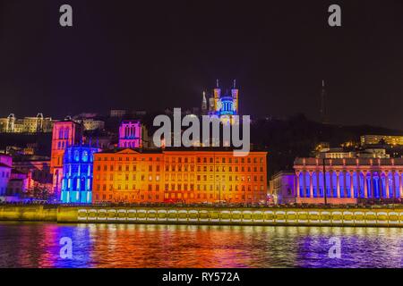 Frankreich, Rhone, Lyon, historische Stätte als Weltkulturerbe von der UNESCO, St Jean Kathedrale, das gerichtsgebäude am Rande der Saône und Notre Dame De Fourviere Basilica während der Fete des Lumieres (Festival), zeigen Zeit für Licht von Les Orpailleurs de Lumiere Stockfoto