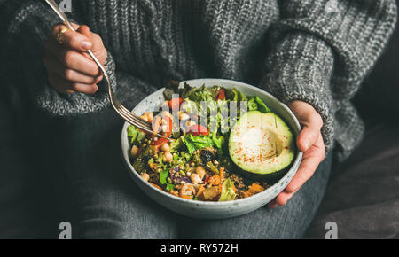 Frau gesund essen vegetarisch Abendessen von Buddha Schüssel, close-up Stockfoto