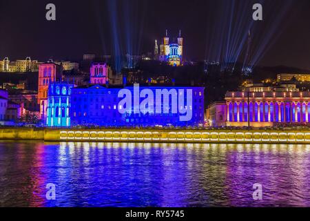 Frankreich, Rhone, Lyon, historische Stätte als Weltkulturerbe von der UNESCO, St Jean Kathedrale, das gerichtsgebäude am Rande der Saône und Notre Dame De Fourviere Basilica während der Fete des Lumieres (Festival), zeigen Zeit für Licht von Les Orpailleurs de Lumiere Stockfoto