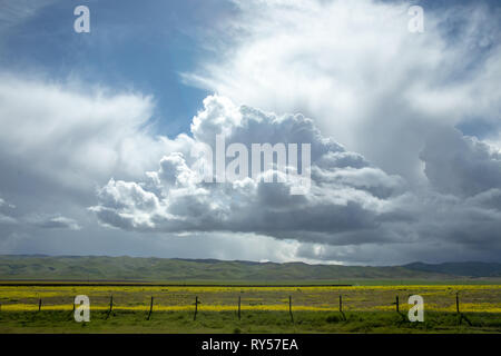 Bewölkt und blauer Himmel in zentralen Kalifornien Stockfoto