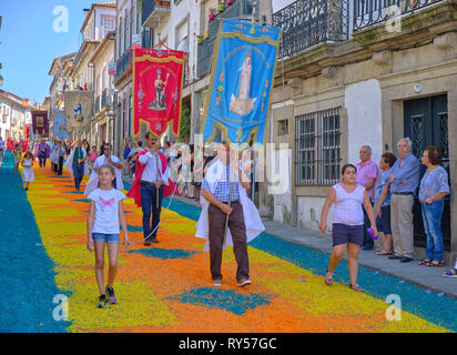 Jährliche Fronleichnam Parade auf Straßen in Blume Blütenblatt Design abgedeckt. Religioue Banner. Ponte de Lima, Portugal, 15. Juni 2017 Stockfoto