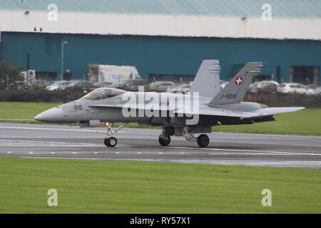 J-5010, Boeing F/A-18C Hornet der Schweizer Luftwaffe betrieben, am Internationalen Flughafen Prestwick, Ayrshire. Stockfoto