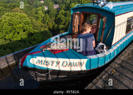 Narrowboat auf Pontcysllyte Aquädukt, Llangollen Kanal, Wrexham Wales.  MODEL RELEASED Stockfoto