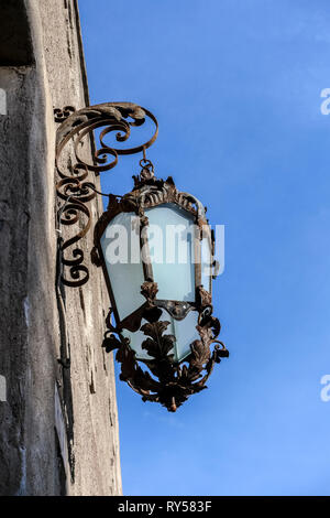 Nahaufnahme eines alten Lampenpfosten, der an einer Gebäudefassade hing. Rom, Italien Europa, Europäische Union, EU. Speicherplatz kopieren. Stockfoto