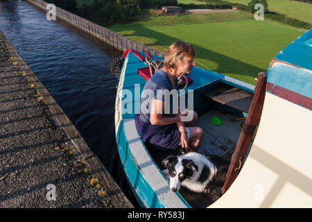 Narrowboat auf Pontcysllyte Aquädukt, Llangollen Kanal, Wrexham Wales.  MODEL RELEASED Stockfoto