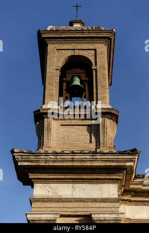 Basilika Sant'Anastasia al Palatino. Glockenturm Glockenturm. Christliche Kirche in Rom, Italien, Europa. Campitelli Quartal. Blauer Himmel, Low Angle View, pov. Stockfoto