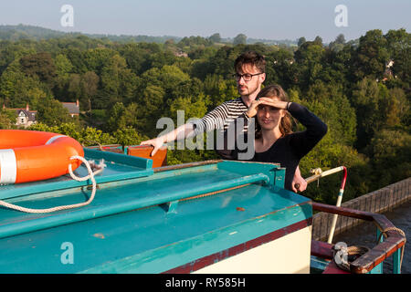 Nahaufnahme einer 15-04 auf der Pontcysllyte Aquädukt, Llangollen Canal, Wrexham, Wales: junges Paar im Cockpit - MODEL RELEASED Stockfoto